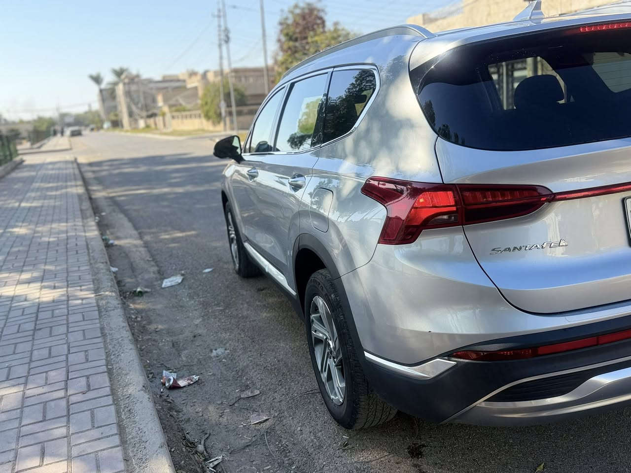 Hyundai Santa Fe 2022 الفئة SEL

🚗 المحرك والأداء

 • المحرك: 4 سلندر سعة 2.5 لتر
 • القوة: حوالي 191 حصان عند 6100 دورة/دقيقة
 • العزم: حوالي 181 – 182 lb-ft عند 4000 دورة/دقيقة
 • ناقل الحركة: أوتوماتيكي 8 سرعات
📊 استهلاك الوقود
✔ المدينة ~ 22–25 ميل/جالون
✔ الطريق ~ 25–28 ميل/جالون
(تتغير حسب الدفع AWD أو FWD)  

🪑 الراحة والداخلية
 • عدد المقاعد: 5 ركاب
 • مقاعد أمامية مدفأة (Standard في SEL)
 • مقود قابل للتعديل كهربائياً (على حسب السوق)
 • تكييف أوتوماتيكي ثنائي المناطق
 • نظام صوتي مع راديو HD
 • شاشة معلومات 8 بوصة مع Apple CarPlay و Android Auto
 • أربعة منافذ USB داخل السيارة  
شحن لاسيكي 

📱 التكنولوجيا والراحة
 • نظام معلومات وترفيه بشاشة 8″
 • دعم Apple CarPlay و Android Auto
‏ • Bluetooth للاتصال الهاتفي
 • مفتاح ذكي وبدء تشغيل بدون مفتاح
 • ممكن أن تزيد بعض الحزم مثل:
 • شاحن لاسلكي
 • شاشة عدادات رقمية 12.3″
 • باب خلفي يعمل بدون استخدام اليدين (Hands-Free Tailgate)  

🛡️ أنظمة السلامة

مجموعة أنظمة أمان قياسية تشمل:
 • الفرامل الأوتوماتيكية للطوارئ
 • كشف المشاة
 • تنبيه النقطة العمياء
 • التحكم بالمسار
 • تنبيه المرور الخلفي
 • نظام تثبيت السرعة الذكي Adaptive Cruise
الحادث السياره جاملغ مبدل اصلي 
والايرباك بس درگه وراجع سستم 
ماشيه 64 الف كيلو حقيقي 

العنوان بغداد الاعلام السيديه 
السعر المطلوب 220 ورقه وبيه مجال كلش قليل 
رقم الهاتف ***********
