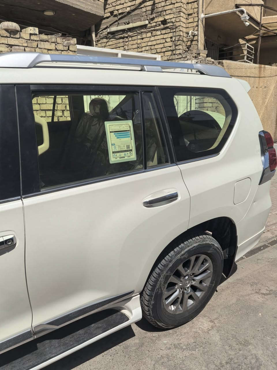 للجناي 
برادو ابيض ٢٠١٩ vx  مواصفات معروفة 
ماشية ٥٠. الف فقط مال بيت جناي 
السيارة جديدة بمعنى الكلمة خالية من التبديل والصرف والتعديل .
 عدى رصعتين حصو وتكحيل قليل فقط اني مشتريها هكذا .
مغلفة ppf  مع عازل حرارة للزجاج بكلفة ١٤٠٠$.ضمان ١٠سنوات.
اطارات وسنوية جديدة 
السعر ٤٣٠٠٠$
***********
