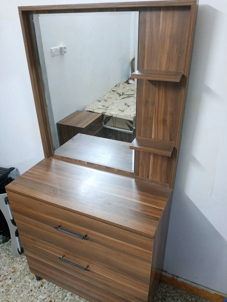 غرفه عراقي تفصال  
5 قطع 
 2كومدي 
سرير نفرين 
كنتور 4باب 
ميز تواليت
السعر :750 وبيها مجال 
للتواصل واتس: ***********
