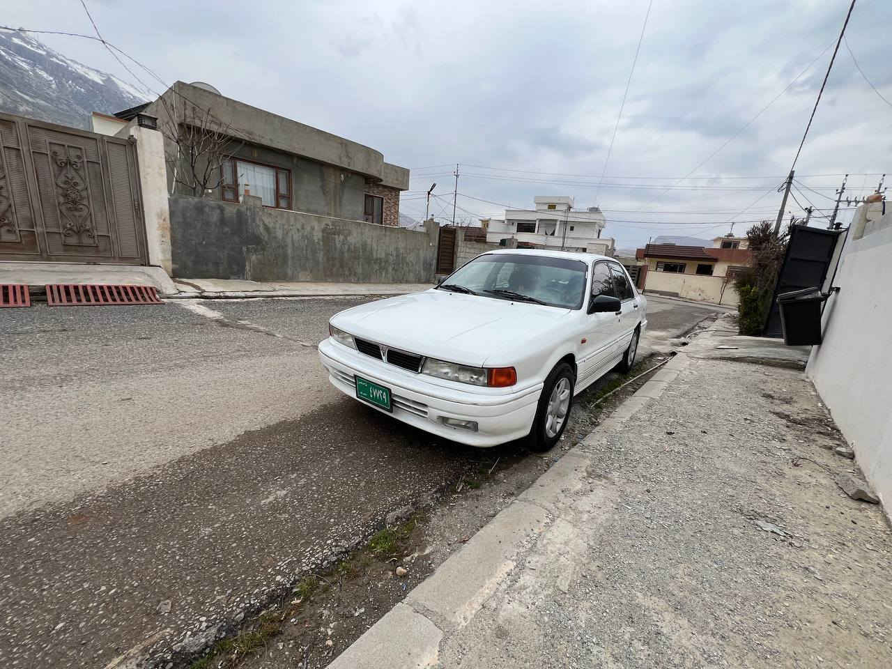 بەناوی خوای گەورە 
گڵاند  مەکینە 63 ی بیلادی لەسەرە ،سەنەوی و وەکالەی ئەسڵی لەگەڵە  ، چوار جام کارەبایی سلاید گوشین هیتەر ئاوێنە کارەبایی فولە بەس گێڕ عادیە  ، تەریشە مەسحو دەعامی شەباع  گێڕ و مەکینە و براوە  بەشەرت  ، پێشی کەپسە ، پشتی لێدرانەکی کەمی هەیە ، چوار تایەی نوێی لەسەرە ، سعری 29 معامەلە 
***********
*********** سوران, أربيل
