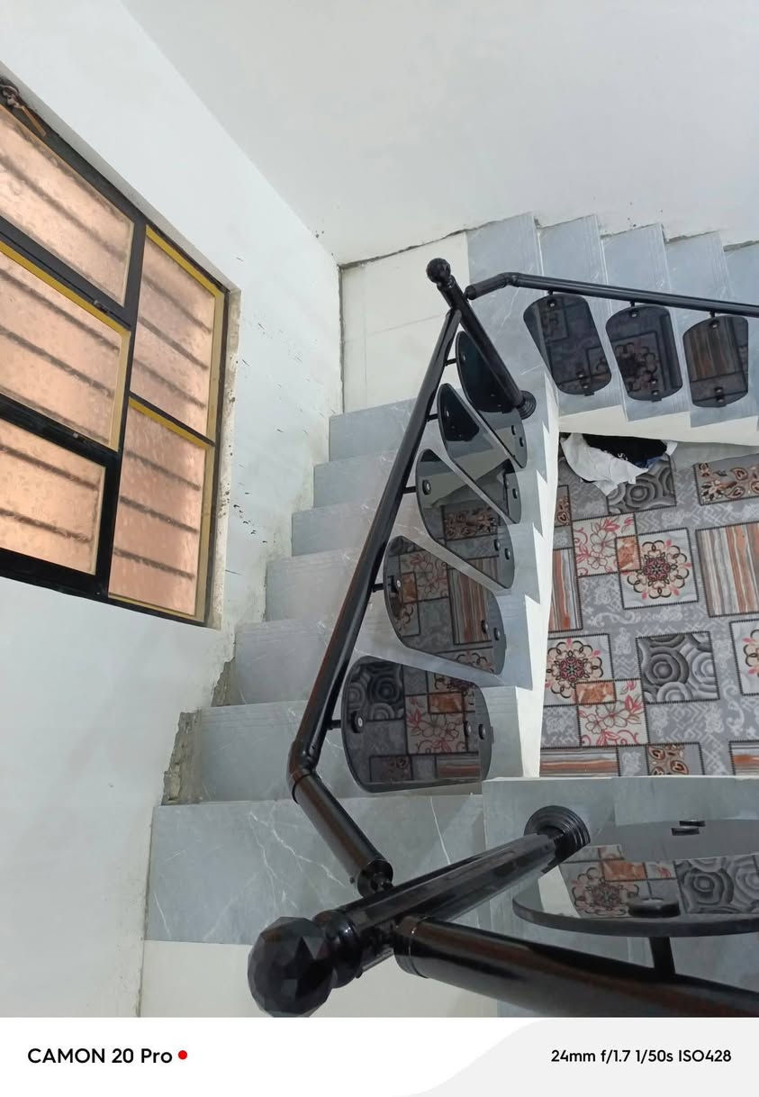 السلام عليكم ورحمه الله وبركاته 
#بيت #في #حي #الحكم قرب شارع الصداقه 
بناء فول درجه اولى طابقين
#مساحه البيت 250متر 
سنه البناء 2025بشهر 8تم تشطيب البيت في الكامل 
عدد الغرف 5
 طابق الاول غرفتين براني 8متر ومطبخ حار وبارد وصاله كبيره وكراج سياره 
طابق الثاني 3غرف كل غرفه 7_ب4
وصاله وصحيات 
بيت جاهز لسكن ودرجه اولى 
الاستفسار أكثر اتصل على الرقم التالي واتساب 
***********
***********
من لديه الرغبه بعرض عقار نوفر لكم المشتري بقرب وقت ممكن
