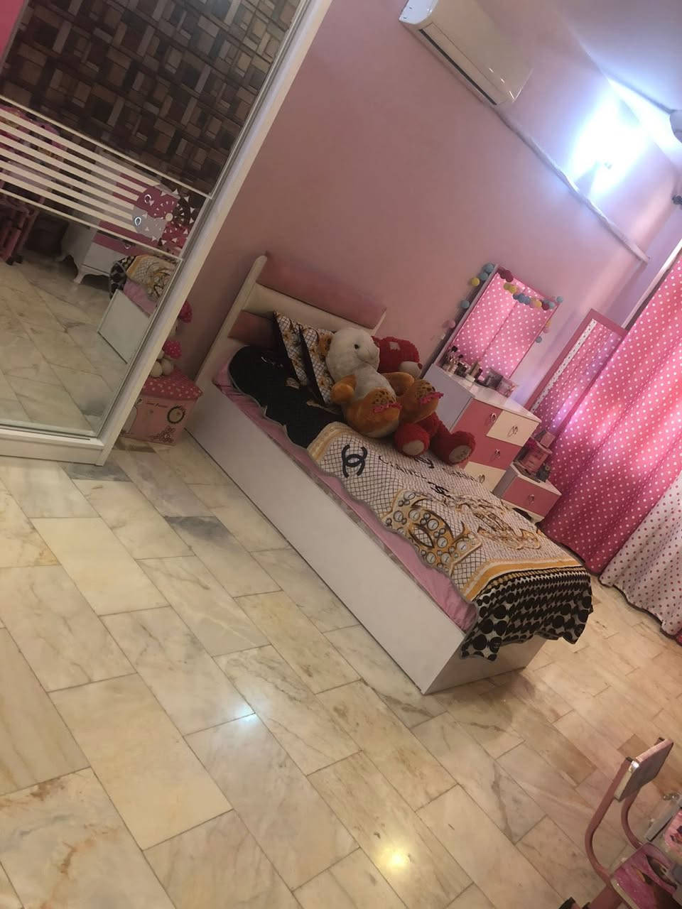 السلام عليكم
غرفة نوم تركية نفرين نظيفة جدا جدا للبيع مع هدية زولية وية الغرفة وشازلونة وتيبلام والسعر جدا مناسب 
غرفة بناتية ايضا للبيع نظيفة جداا مع هدية زولية ووتيبلام 
سبّلت كنتوري 3 طن للبيع 
للتواصل الاتصال على هذا الرقم 
*********** 
المكان بغداد
