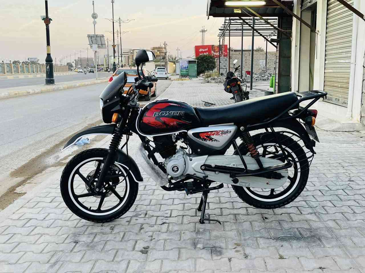 يالله سلام عليكم بوكسر موديل 2021(مرقم لوحه وسنوية انكليزي ديالى تحويل ثاني يوم هزه جديده )
دراجه جديده برغي مابيها نقص يعني ربع مذب عليها وبعد احلى من الصور تجي وشوف بعينك (العنوان ديالى بعقوبة طريق بهرز مقابيل الفوج السابع )بيع بالنقد والقصط ماستر رافدين فقط 
شراي اتصل وداللل ***********
