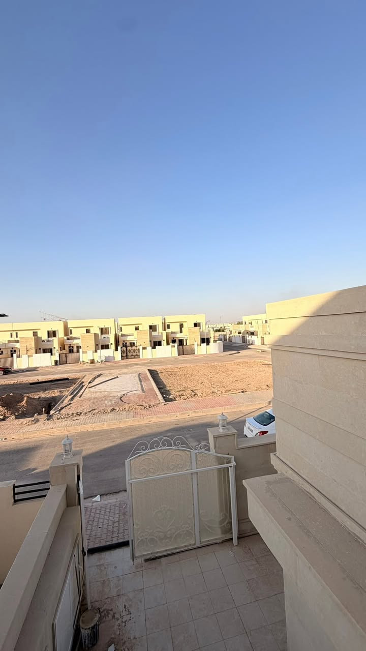 السلام عليكم
دار للبيع زيرو في مجمع بيتي 
زون الثالث  
مغيرر بالكامل 
مقابل حديقة 
دار يبارع مواثث 
مع سبالت وغرف نوم 
مطبخ كامل ثلاجة+ طباخ + كاونتر فصال 
مكون الدار من 
4 غرف نوم 
صالة+ استقبال 
مطبخ حار+ بارد + صالة 
كراج + باركي 
مغير دار كامل 
سبالت دار مجهز نوع LG
درج نطام بيانو 
ارضي باركي سيراميك اسباني
للاستفسار اكثر مراجعة مكتب عقارات و مقاولات السردام او الاتصال ***********
***********
