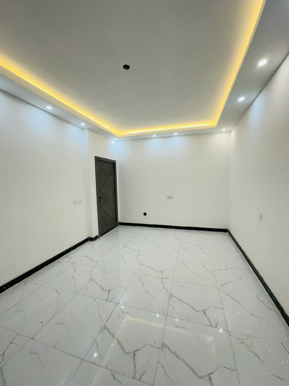 السلام عليكم 
دار مساحه 100 متر للبيع 
وجه 5 نزال 20 
طابو ملك صرف 
يحتوي على 
كراج و مدخلين و صاله و مطبخ و غرفه نوم وخدمات 

الطابق الثاني يحتوي على غرفتين نوم و خدمات و سطح 
الموقع الدوره ابو دشير قرب مستوصف التحدي 
الاستفسار الاتصال على الرقم
***********
***********
