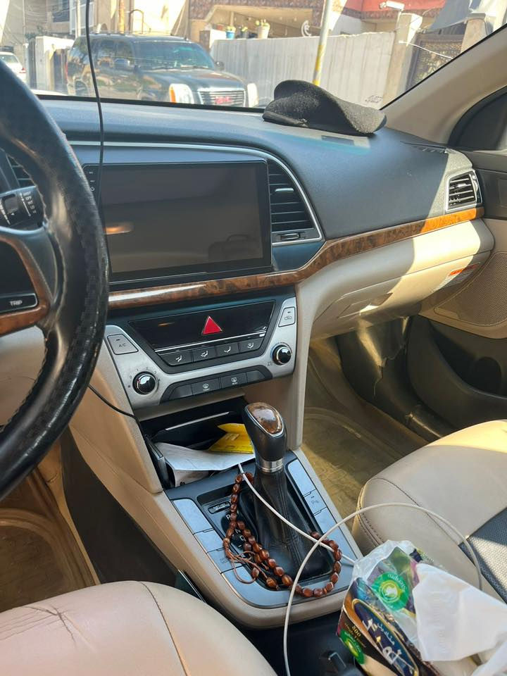 النترا خليج 2018  سوبر
مكفوله من الحادث بيها طخات بيهن مصلح و بيهن بعدهن 
ماشية 190Km. محرك ما مفتوح بلادي 
صدر جديدي تايرات نظيفه 
فووول موصافات السياره 
السعر 155 $ وبيه مجال 
*********** بيه واتساب
