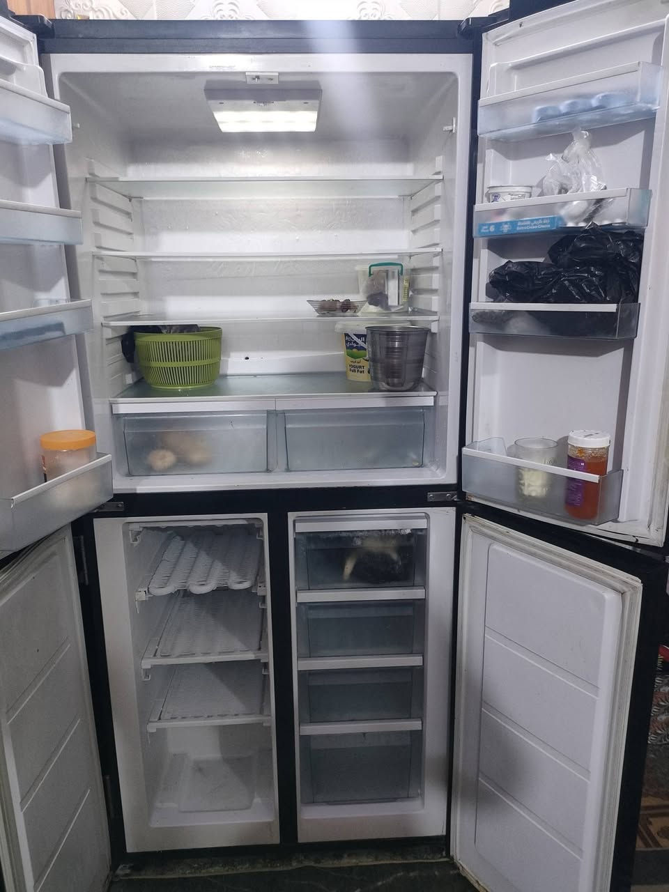 سلام عليكم ثلاجة البيع بابه اجوه حاطله نرماده بس نضيفه سعر 275الف مكاني الحيانيه توصل عله هاذ رقم وتساب ***********
