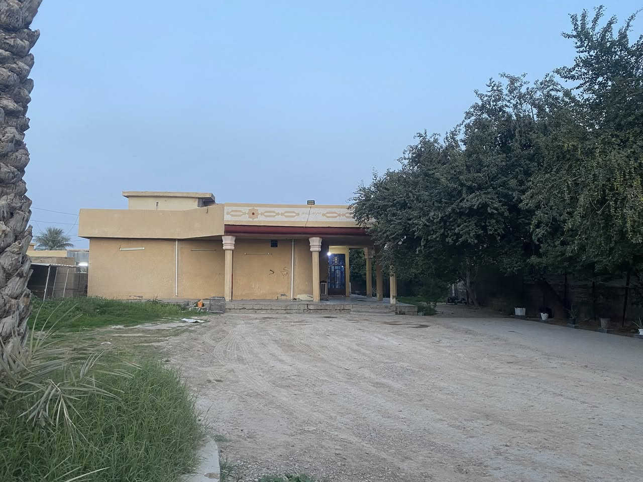 بيت البيع أربع غرف نوم وصالة واستقبال ومطبخ وأرض مساحة 800متر ابو سريويل قرب مدرسة بيروت السعر خاص ***********
