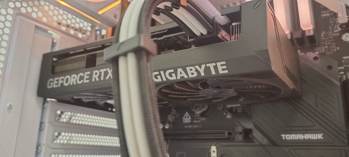 اسعد الله أوقاتكم
بيع سيت اب كامل
التجميعة:
GPU: RTX 4060TI 16GB 2fan OC (Gigabyte)
بعد بيه ضمان سنة

CPU:AMD Ryzen 5 9600x 6C 12T  
بعد بيه ضمان ستة أشهر 

MB:MSI B650 Tomahawk Wifi 
أعلى فئة بالB650

RAM:Tforce DDR5 32GB 6000mhz cl30 White

SSD:Silicon UD90 2TB Pcie 4.0 M.2 nvme (5000read/4800write)
 البراند معروف بالخارج

PSU:MSI A750GL 80+Gold ATX 3.1 Pcie 5.0

CPU Cooler:Vetroo v5 White
5انابيب نحاس لتقليل وتوزيع الحرارة

Case:Sama sv_01 White 4fan

السيت اب:

Monitor:Gameon Goa27ips180qhd
 27inch 180hz 2k(ips panel) 0.3ms
بعد بيها ضمان 5 اشهر

Monitor Arm:Mountup من شركة 

UPS:Falcon online 2Kva

Keyboard:Attack Shark K86

Mouse:Attack shark x3 pro 8khz

Headset:Razer blackshark v2 x (White)

ملاحظة:استخدام اقل من شهرين ونظافتها كدامكم اخت الجديدة وكراتين القطع كلها موجودة وبعض القطع بعد بيهم ضمان.
مكاني بالموصل اكو توصيل للمحافظات

سعر الكيس:1.750.000الف
سعر السيت اب: 550.000الف
للتواصل خاص او
واتساب ***********
