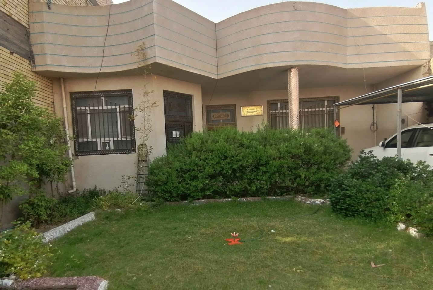 السلام عليكم ورحمة الله وبركاته
دار للبيع في كربلاء _ طريق الزائرين
عمود ١٢٥
مقابل جامعة كربلاء فريحه _ اللايح _ فرع اسواق المنتظر
رابع فرع عن الشارع العام الزائرين

المساحة 300 متر
يتكون من گراج + حديقة + استقبال 8*4 + غرفة نوم 5*5 + صاله 7*5 + مطبخ 5*5 + 3 صحيات + الطابق الثاني غير مكتمل يتكون من صاله وغرفه وصحيات
البناء حديث والبناء رفت من بداية باب البيت الى النهايه صب عتبه

للمزيد من المعلومات الاتصال على الرقم
***********
