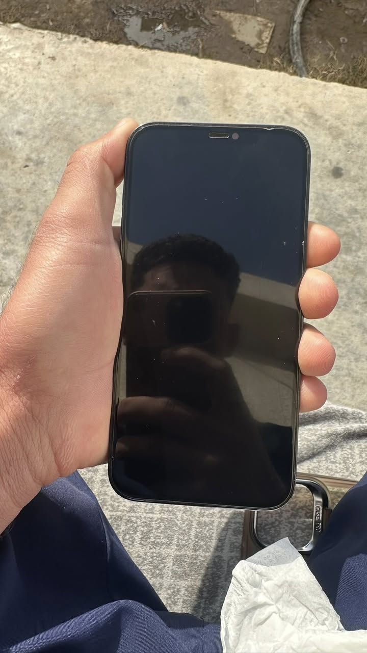 12 برو ماكس 
شرق اوسط 3A
بطاريه 73
ذاكره 128
مستبدل شاشه اصليه شرط 
كارتونه غراضه كامله

رقم ***********
بيه واتس
