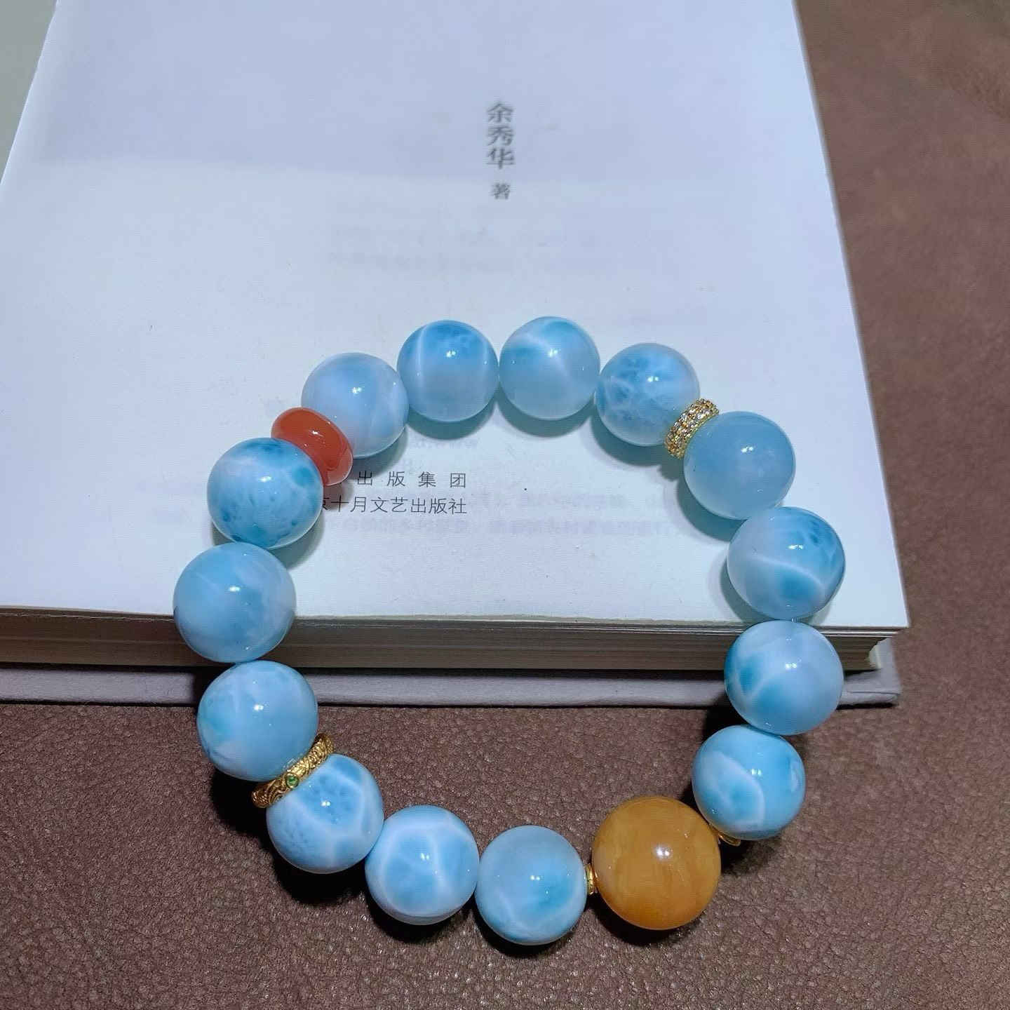 Natural Larimar Bracelet

The first time I saw it, I truly had the illusion of having "ocean waves" frozen on my wrist. That unique blue isn't your average sapphire blue; it's like the clear, dreamy milky white of a Caribbean beach.

The most captivating aspect of Larimar is its unique "turtle shell" pattern. The texture of each bead resembles the imprint left by waves crashing on the sand, varying in depth and density.

Besides its beauty, many people love Larimar for its beautiful symbolism. Known as the "Heart of the Ocean," it's a very gentle and healing gemstone.

·帶來好運：在古老的傳說中，海紋石是亞特蘭提斯的能量石，象徵幸運、健康與長壽。把它戴在身上，感覺內心都變得更柔軟、更有力量了。

If you would like this subtle beauty to become your daily companion, write to me 
📩WhatsApp：8613308361107

Don't wait, because a bracelet like this will probably never appear again


**إذا كنت صاحب هذا الإعلان وتريد حذفه لأي سبب، رجاءا أرسل رسالة إلى الدعم الفني**