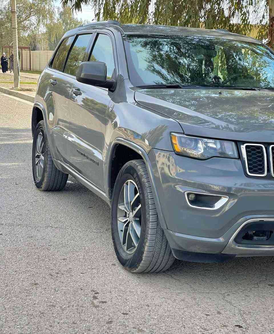 سلام عليكم جيب شيروكي لون سمنتي بلاك توب فئه مميز ٢٠١٩ مكفول عدا بارد شي بسيط خشم جاملخ والباب فول موصفات رادارات مري خلف شاشه كبيره كشنات كنتاري تدفئه مري هيترات ستيرن هيتر فول عدا فتحه  رادار امامي رقم إنكليزي بسمي ثاني يوم تحويل سنويه جديده هزه جديد تخم تايرات جدد باتري جديد صدر امامي خلف بلادي شركه بل عافيه ع ياخذها مكان سياره حارثيه *********** 
ملاحظه سياره ماشيه 40 M
