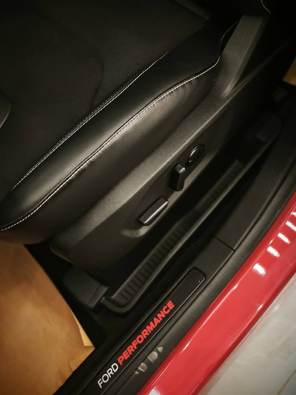 Ford Edge ST 2024 فول الفوول
مواصفات السيارة ST 1/1  ST تجي اعلى فئة
مقاعد تدفئة وتبريد
حساس امامي وخلفي
مقاعد خزن
كامرا امامية وخلفية
اوتو بارك الركن التلقائي
مقود كهرباء
اوتو ستوب
اوتو هولد
انارة محيطية
بانوراما
لايتات داينمك زينون بلادي 
وبعد بيها مواصفات هوااي

مكينة 6 سلندر + توين توربو حجم المحرك 2.7  يولد 335 حصان️ ماشية 14,000 الف ميل  قابل للزيادة 

الضرر جانبي بابين جهة الراكب ومبدل بلادي ومصبوغ لمطابقة اللون
بجم كبس وصندوق كبس 

السيارة مرقمة اربيل وجاهزة

مكان السيارة اربيل للاستفسار ع خاص او الرقم ***********
