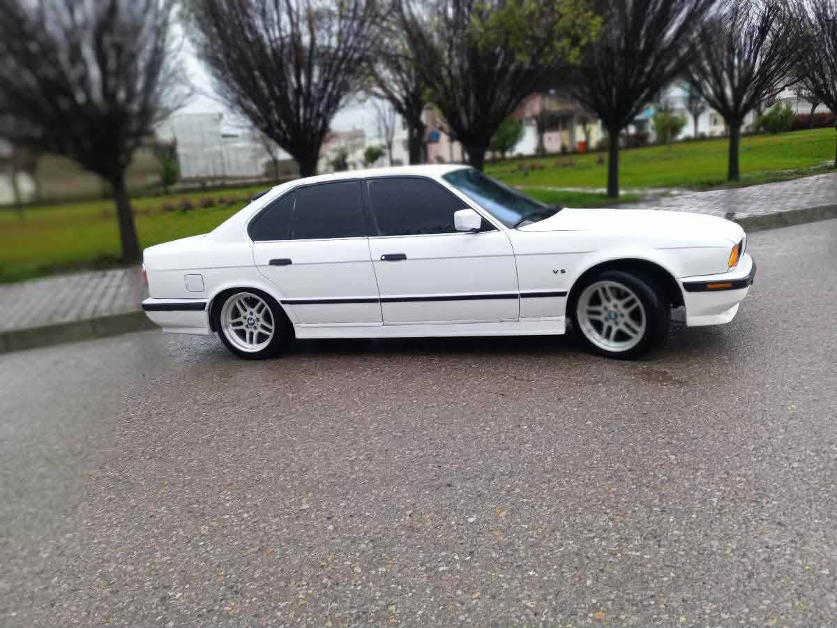 سەرەتا بەناوی خوای گەورە 
Bmw 525 گێر عادی 
مۆدێل ٩٣ سەیارەکەتازە حیزام بۆیاغ کراوە 
چوار ویل و تایەی لۆکی بۆ بەستراوە
لایتە کانی هەموی ئیش ئەکات بەلۆکی خراوەتە سەری
توندو تۆڵە کامل مەزبوتە سەیارەکە
گێرو مەکینەی و کارەبای بەشەرت
ناو کرێمیە سەیارەکی تابلێی خاوێنە
ماڵی مەدەنی و دزیاری و هەمشتێکی بەشەرتە
حلوجە سەیارەکە براوەیە سەیارەکە
نرخی ٣١ محامەلەیەک زۆر زۆر کەم
*********** رانية, السليمانية
