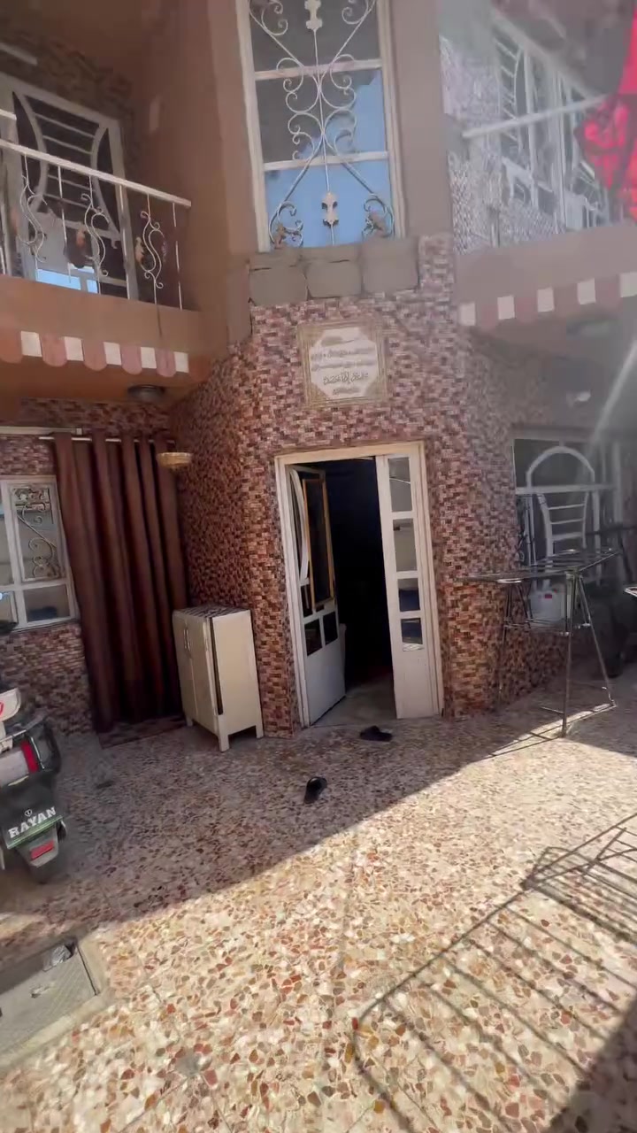 بيت بحي الجوادين قرب الصورة 
 المساحة ١٤٠ متر بواجهة ٧ امتار ونزال ٢٠ متر 
يتكون من طرمة تكفي لسيارة ودراجة 
واستقبال
ومطبخ 
وصالة معيشة (هول)
٤ غرف نوم 
٢ حمام وتواليت 
٢ منور واحد بوسط البيت والثاني خلف البيت 
للأستفسار  عن السعر وامور البيت الاتصال على الرقم 
***********
