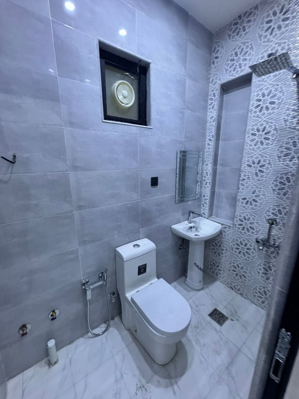 #للايجار 90 متر طابقين زيرو تئمينات شهر
يحتوي عل 4 غرف نوم صاله مطبخ صحيات2

السعر مليون 100 الاستفسار ***********📞
