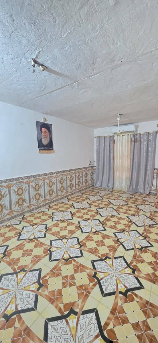 السلام عليكم
بيت مساحة 220 متر للبيع يحتوي على استقبال وصالة ومطبخ وغرفتين وثنين مناور وحمام داخلي وخارجي البيت كلة طابوگ المنطقة كلها تبليط ومجاري جديدة وبواري ماي جديدة  والبيت قريب على الشارع العام العنوان المدثرة الثانية قرب البيطرة مقابيل نزلة المشتل للاستفسار اكثر هذا رقمي ***********
