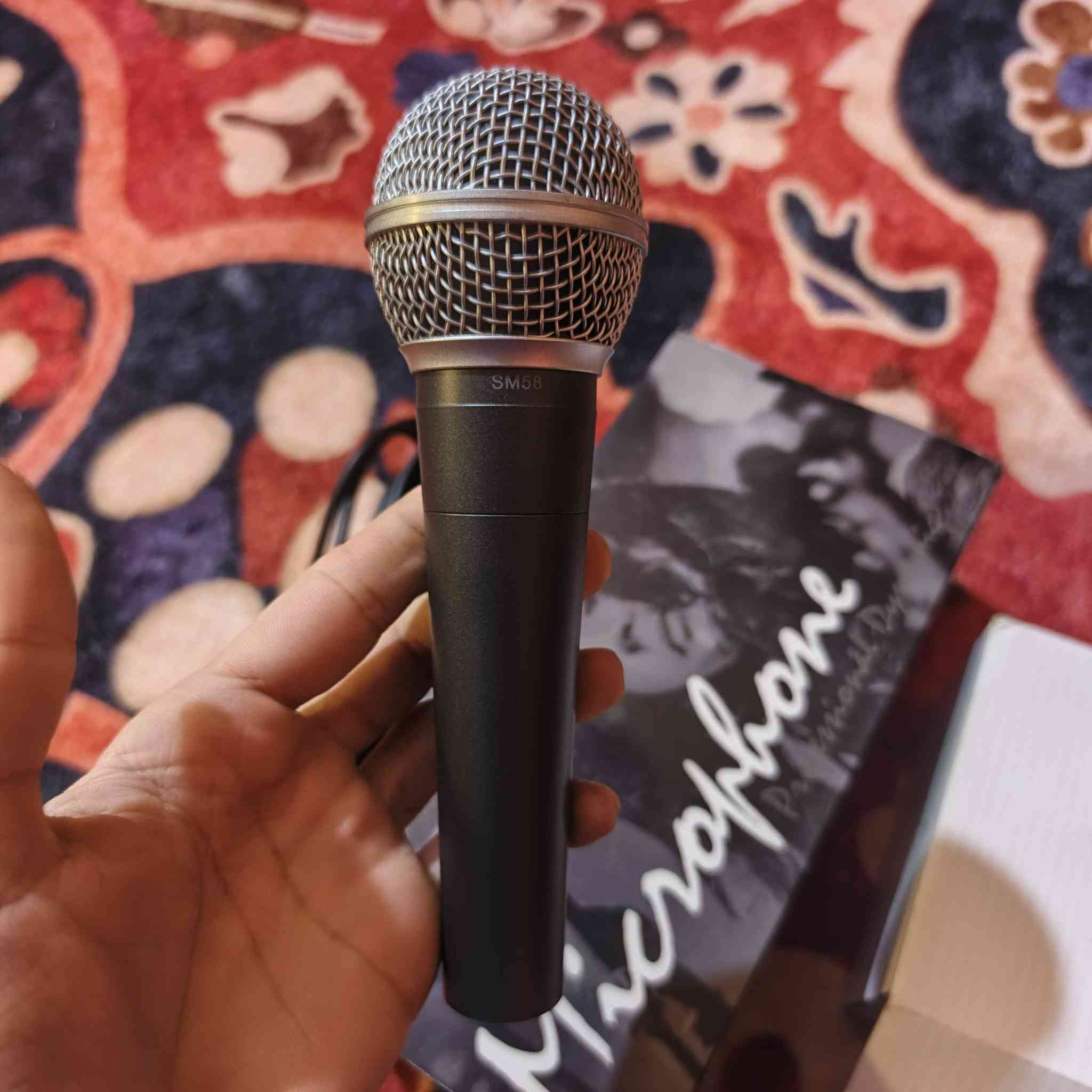 ميكروفون ديناميكي احترافي من طراز Shure SM57، وهو معيار صناعي لتسجيل الآلات الموسيقية والصوت. 
نوع الميكروفون: ديناميكي، ذو نمط قطبي قلبي (cardioid) يركز على مصدر الصوت ويقلل الضوضاء الخلفية. 
الاستخدامات: مثالي لتسجيل الطبول، ومضخمات الجيتار، والآلات النحاسية، بالإضافة إلى الغناء. 
المميزات: استجابة ترددية مصممة خصيصًا لإعادة إنتاج صوتي واضح ولامع للآلات. 
المتانة: هيكل فولاذي متين مصمم لتحمل الاستخدام القاسي في الاستوديو أو على المسرح.


**إذا كنت صاحب هذا الإعلان وتريد حذفه لأي سبب، رجاءا أرسل رسالة إلى الدعم الفني**