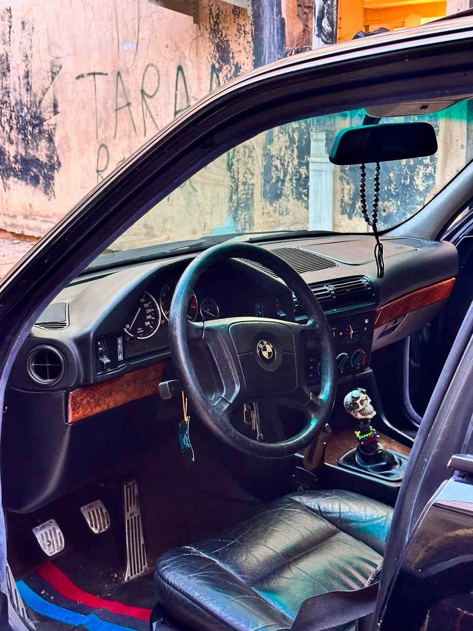 سلام عليكم BMW 544 موديل 92 دبل ايرباك كوشين جلد  6 گير تبريد شغال سياره مابيه حادث و كاربيات و كير و مكينه ابشرط مكان السياره سليمانيه ***********

