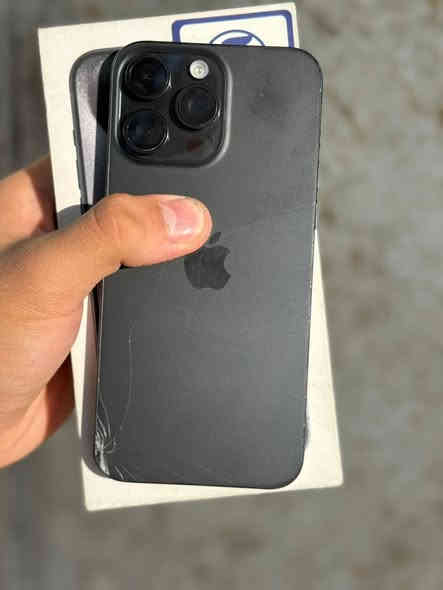 السلام عليكم 
15برو ماكس
ذاكره 512
بطاريه 95‎%‎
جهاز نضيف ما بي اي خلل 
فقط الضهر مكسور جهاز بلادي 
سعره 975 الف 
***********
