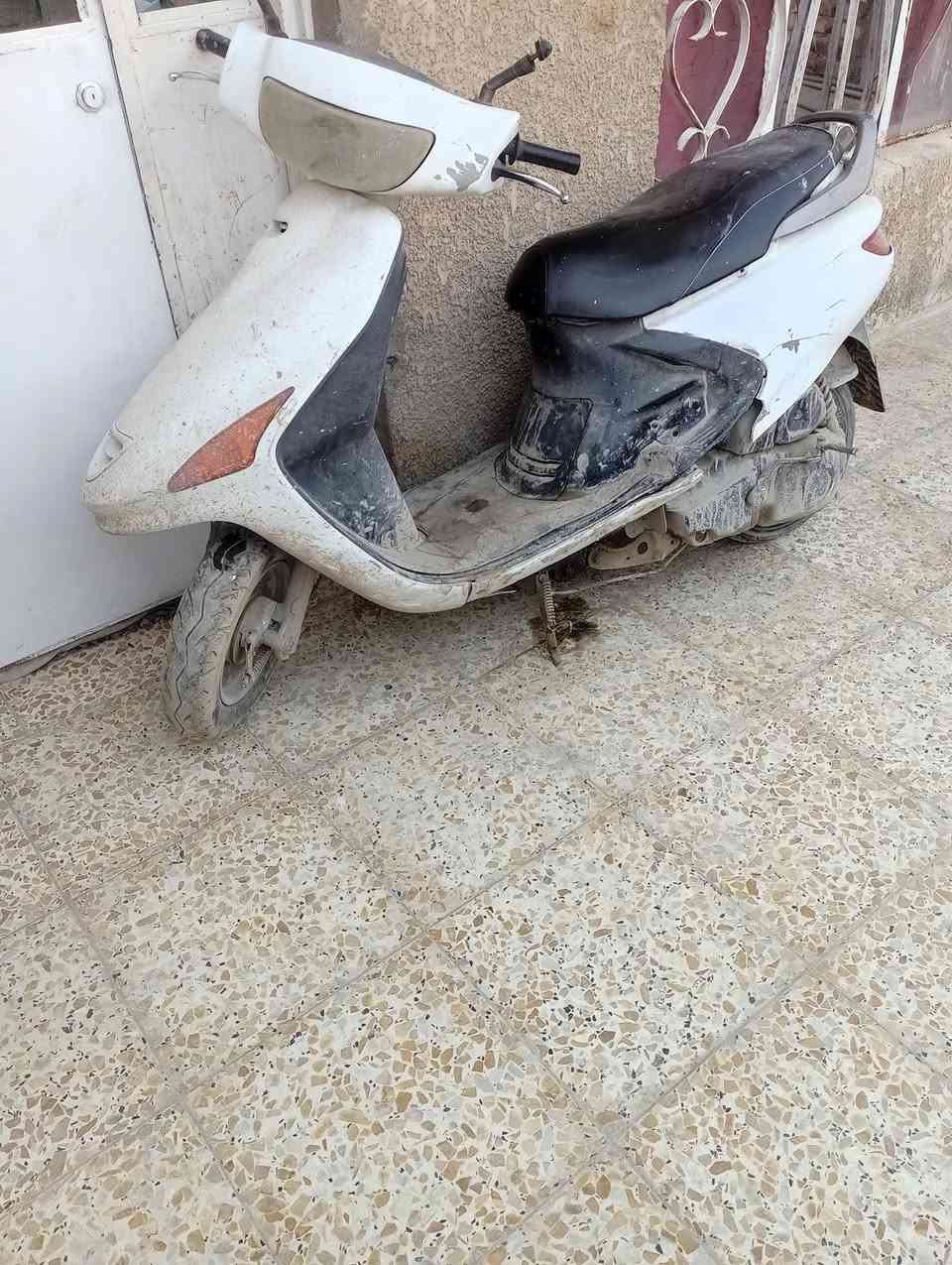 فراشه للبيع
واني امشي طفت ما ادري شبيهه 
مكاني حله نادر الثالثة 
***********
