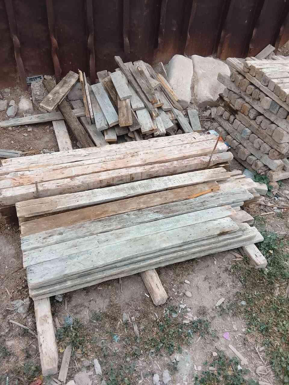 سلام عليكم غالب خشب للبيع مكعبين ونص اربعه ومكعب لوح ثلاثه مكعب سير ثلاثه مكعبين  مقاصير المجموع ست مكاعب اتصال برقم ***********
