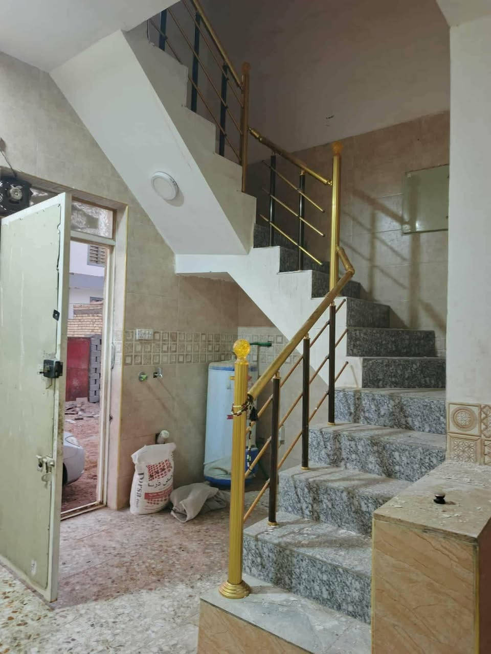 بسم الله الرحمن الرحيم بيت 50 متر للايجار سعر الايجار 150 حي النداء شارع قنبر عمود 54 قرب مجمع الكرار يحتوي على غرفه +صاله + مطبخ +حمامات البيت جاهز بي سخان وتانكي ومراوح للاستفسار ***********
