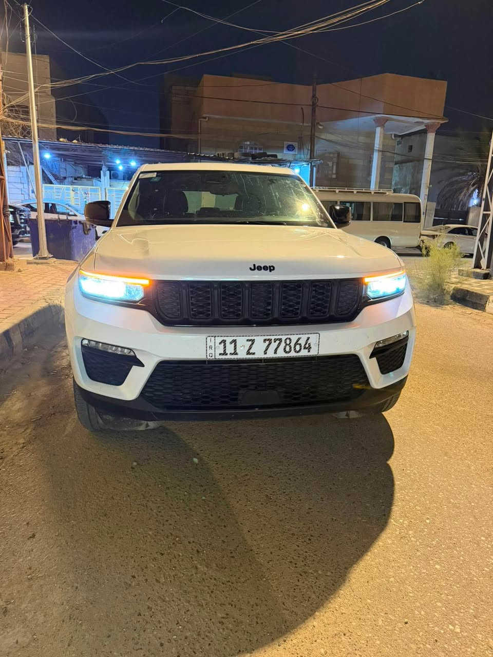 جيب كراند شيروكي التيتيود بلاك ادشن .
الموديل : 2024 . (خليجي) . 
المحرك : 293hp . V6. 3.6L . 
العداد : صفر كيلو متر . (زيرو) . 
الضمان : 3 سنوات او 60 الف كيلو متر . 
المواصفات :
* 5 راكب .
* دفع رباعي 4x4 . 
* رادار امامي مع مانع تصادم . 
* تحذير الخروج عن المسار . 
* تحذير النقطة عمياء  .
* نظام تحذير عند التقاطعات. 
* شاحن موبايل وايرلس. 
* ويل قياس 20 انج .
* فتحة سقف . 
* لوحة القيادة بقياس 12 أنچ. 
* كير شفتر بالستيرن . 
* كاميرا خلفية. 
*شاشة كبيرة 10.1 أنج
* المصابيح الأمامية زنون .
* كشافات الضباب زنون . 
* دخول ذكي. 
* تشغيل عن بعد .
* الصندوق الخلفيي كهربائي .
* فرش المقصورة الداخلية من الجلد والشاموا .
* مقعد السائق كهربائي .
* المقاعد الأمامية تدفئة .
* حساسات خلفية . 
* دوسات جانبية .
* مكيف خلفي . 
* تدفئة مقود القيادة . 
* مانع تصادم خلفي .
* بلوتوث تلفون . 
* محدد سرعة . 
* نظام التشغيل والإطفاء الاوتوماتيكي .
شركة هارلم للوكالات التجارية

+964 771 086 1819 البصرة, العراق


**إذا كنت صاحب هذا الإعلان وتريد حذفه لأي سبب، رجاءا أرسل رسالة إلى الدعم الفني**
