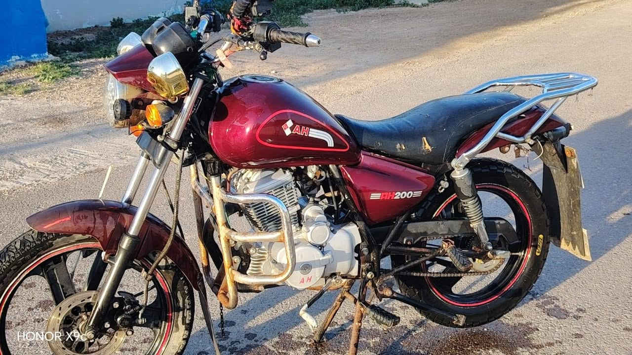 السلام عليكم للبيع AH محرك 200 مكفول مامفتوح عل شركه بعده موديل 2018 اوراق كامله السعر 850 وبي مجال لطيبين اني مكلف بلنشر ماجاوب خاص الستفسار عله الرقم ***********
