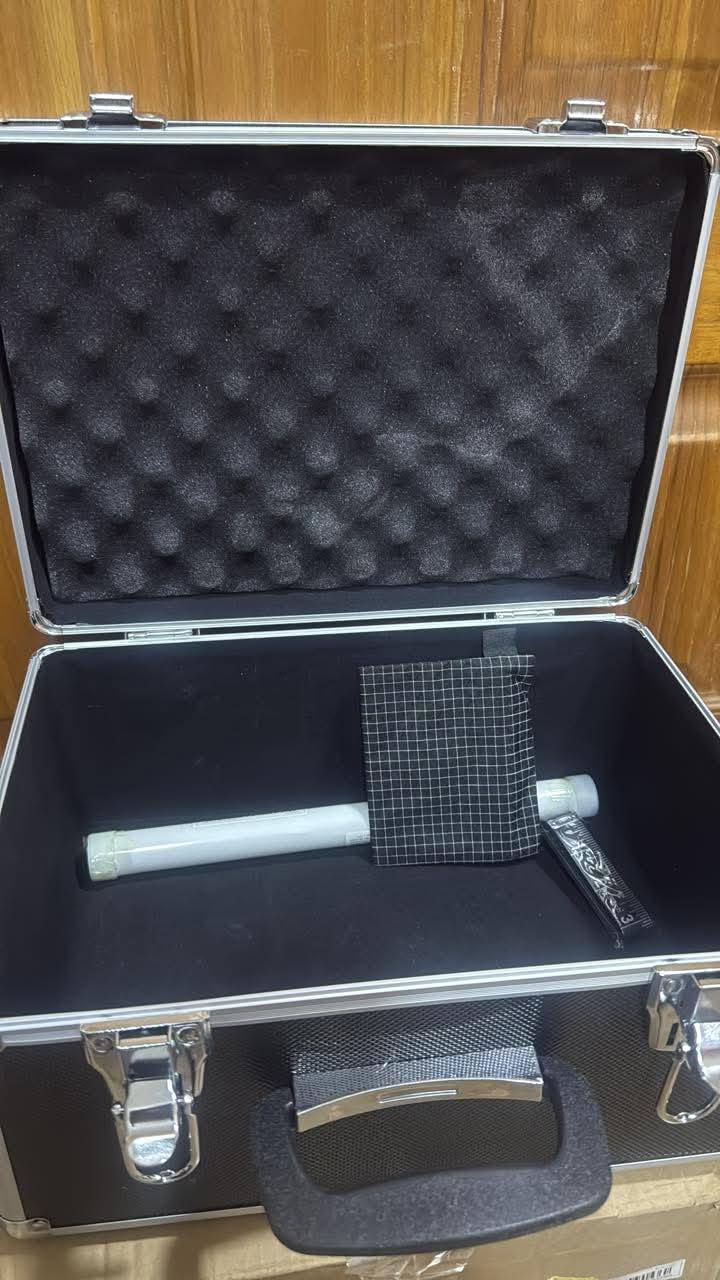 بوكس مصنوع من الألمنيوم المتين مع إطار معدني وزوايا معززة لحماية المحتويات.
التصميم: يتميز بلون أسود مع مقابض ومزالج قفل معدنية لضمان الأمان أثناء التنقل. 
الحماية: يحتوي غالباً على بطانة من الفوم (الإسفنج) عالي الكثافة بالداخل لامتصاص الصدمات وحماية الأدوات الحساسة.  عرض ٣٦
طول١٩


**إذا كنت صاحب هذا الإعلان وتريد حذفه لأي سبب، رجاءا أرسل رسالة إلى الدعم الفني**