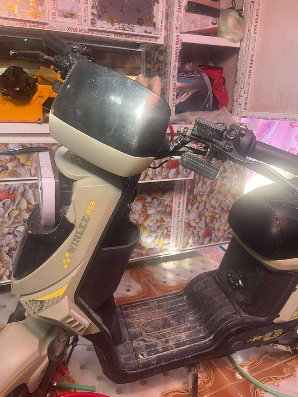 سلام عليكم دراجه شحن ار اس 9 نضيفه شغاله كلشي بيه ما مبدل أي شي منه 5 بطاريات بس شي واحد عطل ملف سعره 300 وبيه مجال عنوان بصره ابي خصيب يوسفان ***********
