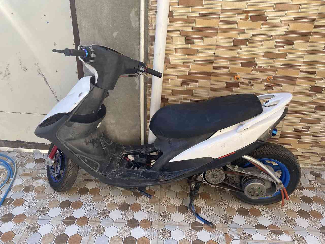 سلام عليكم دراجه لبيع متروكه صالها هواي حاطها بالبيت لا اطلع بيها ولهه دراجه تأخذ بس ماتشتغل بالنسبه الي هذا العندي تفيدك كلها تزويد مزوعه تفاصيل اكثر خاص السعر 500وبيها مجال واذا اكو مراوس ماكس حلوه اروس الرقم/***********  /متواجد خاص
