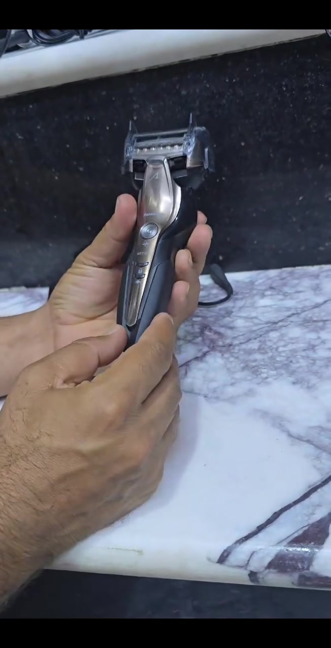هذه ماكينة حلاقة باناسونيك طراز ES-ST25 ذات ثلاث شفرات.تتميز بمحرك خطي سريع يصل إلى 13,000 دورة في الدقيقة لحلاقة فعالة.تدعم الاستخدام الرطب والجاف، مما يسمح بحلاقة مريحة أثناء الاستحمام.تتضمن مستشعرًا ذكيًا للكشف عن كثافة اللحية وضبط القوة تلقائيًا.السعر ٣٥مشروطة من كلشي نضافة فوول صناعة ياباني


**إذا كنت صاحب هذا الإعلان وتريد حذفه لأي سبب، رجاءا أرسل رسالة إلى الدعم الفني**