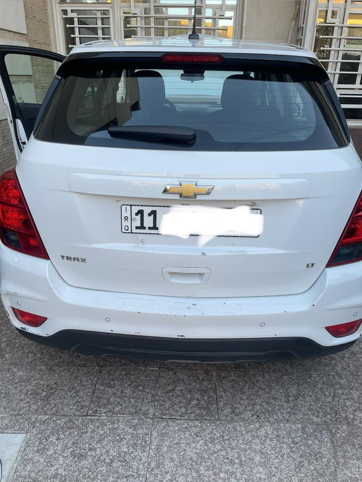 شوفرليت تراكس خليج ٢٠١٧ بدون حادث بدون ضرر عدى طخة صغير بل باب الخلف الراكب ماشية ٨٣٠٠٠محرك ١٨٠٠السيارة نظية على بلاد حساس خلفي حساس اطار  السعر ١٠٥$ وبيها مجال تحويل ثاني يوم مكان السيارة شارع فلسطين ***********
