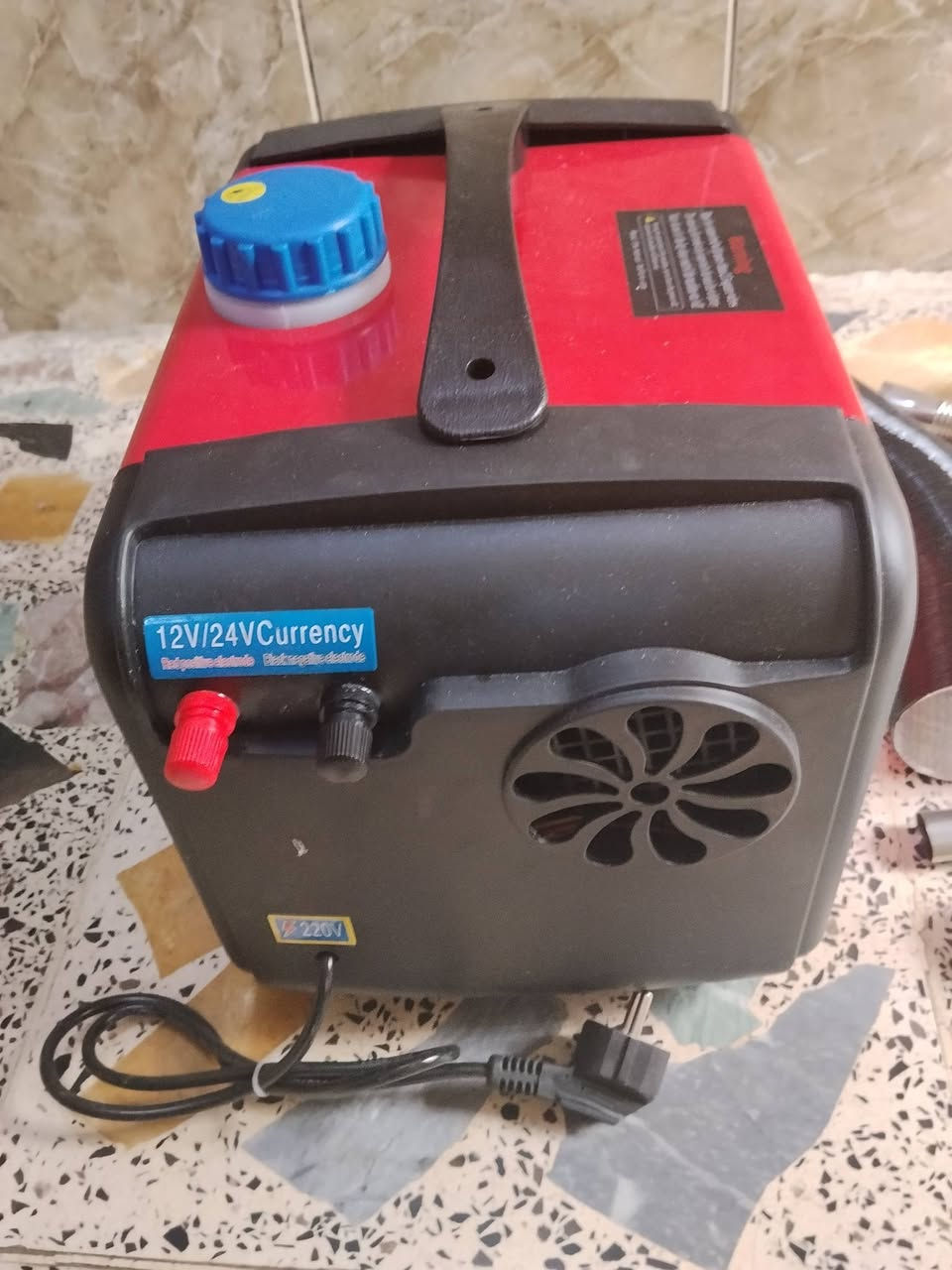 الجهاز هو عبارة عن سخان ديزل محمول (Diesel Air Heater) بقدرة تتراوح غالباً بين 5 إلى 8 كيلوواط.
تشتمل المجموعة على وحدة السخان الرئيسية باللون الأحمر، مع خزان وقود مدمج سعة 5 لترات تقريباً.
يتضمن الطقم ملحقات تركيب كاملة مثل أنابيب العادم، أنابيب توزيع الهواء، ومضخة الوقود.
يعمل الجهاز عادة بجهد 12/24 فولت ومناسب لتسخين السيارات، الشاحنات، أو القوارب. [1, 2, 3, 4, 5, 6, 7
الجهاز هو عبارة عن سخان ديزل محمول (Diesel Air Heater) بقدرة تتراوح غالباً بين 5 إلى 8 كيلوواط.


**إذا كنت صاحب هذا الإعلان وتريد حذفه لأي سبب، رجاءا أرسل رسالة إلى الدعم الفني**