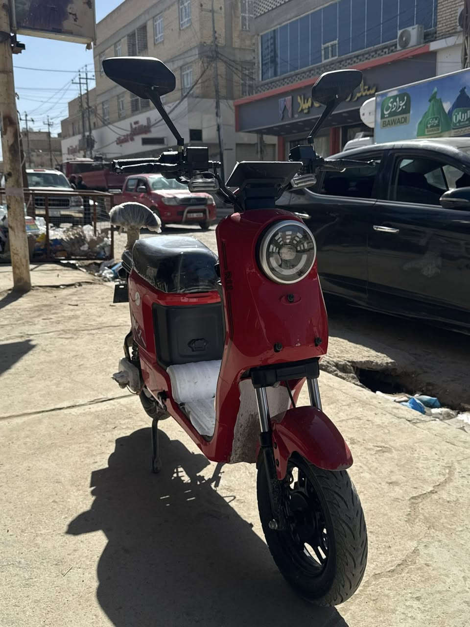 دراجه شحن 2024 R11 صاله اسبوعين طالعه معرض سعر مناسب
2024) هي دراجة رياضية متينة مصممة للتحمل، تتميز بـ 5 بطاريات كبيرة، ملف نحاس 100% (حجم 1500)، وتصل سرعتها الحقيقية إلى 60-70 كم/ساعة. توفر إضاءة زينون، شاشة إلكترونية، نظام بصمة، وحمولة تصل إلى 210 كجم، وتأتي بتايرات جبلية (Tubeless) ودبلات أمامية/خلفية. 
أبرز مواصفات دراجة شحن R11:
البطارية والنظام الكهربائي: تعمل بـ 5 بطاريات بحجم كبير (غالباً 32 أمبير) مع نظام ملف نحاس 100%.
السرعة والأداء: محرك قوي بملف نحاس 1500 (من شركة ونلي العالمية)، يحقق سرعة حقيقية تقارب 60-70 كم/ساعة.
الهيكل والتحمل: دراجة ضخمة مصممة بأسلوب رياضي، تتحمل أوزاناً تصل إلى 210 كجم.
الإضاءة والإشارات: مزودة بلايت زينون أبيض عالي وناصي، مع إشارات جانبية (إشارة لكزس).
الأمان والتحكم: نظام بريك (مكابح) دسك دهن (هيدروليك) أمامي وخلفي، مع نظام سويج (بصمة) للتشغيل والإطفاء وخاصية قفل الستيرن.
الشاشة: شاشة إلكترونية متطورة توضح السرعة وتحديد الأعطال.
الإطارات: تايرات جبلية (Tubeless) متينة.
المميزات الإضافية: تحتوي على نظام بلوتوث.


**إذا كنت صاحب هذا الإعلان وتريد حذفه لأي سبب، رجاءا أرسل رسالة إلى الدعم الفني**