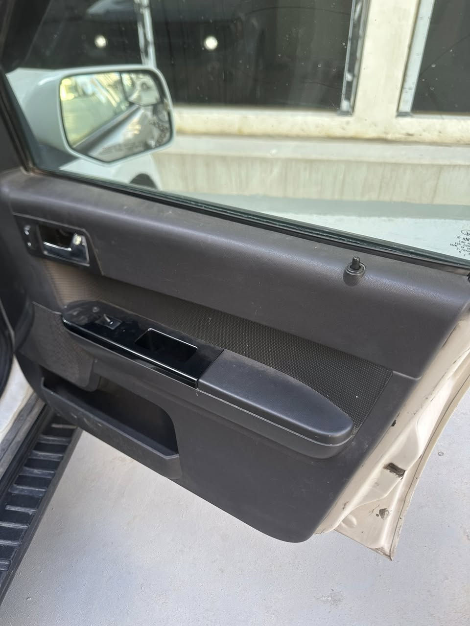 السلام عليكم
من رخصة مدير الگروب المحترم 
فورد سكيب موديل 2012 محرك 2500 بسمي رقم بغداد دولي 
فول مواصفات بصمة عمل تبديل باب خلف السائق +تصليح چاملغ خلفي جهة السائق 
+ صبغ السيارة حزام تبريد جيد گير محرك بحالة جيدة صدر نص عمر تايرات جديدة 
السعر 90  ورقة بيها مجال 
العنوان بغداد صدر القناة قرب مستشفى سعد الوتري  تلفون ***********
