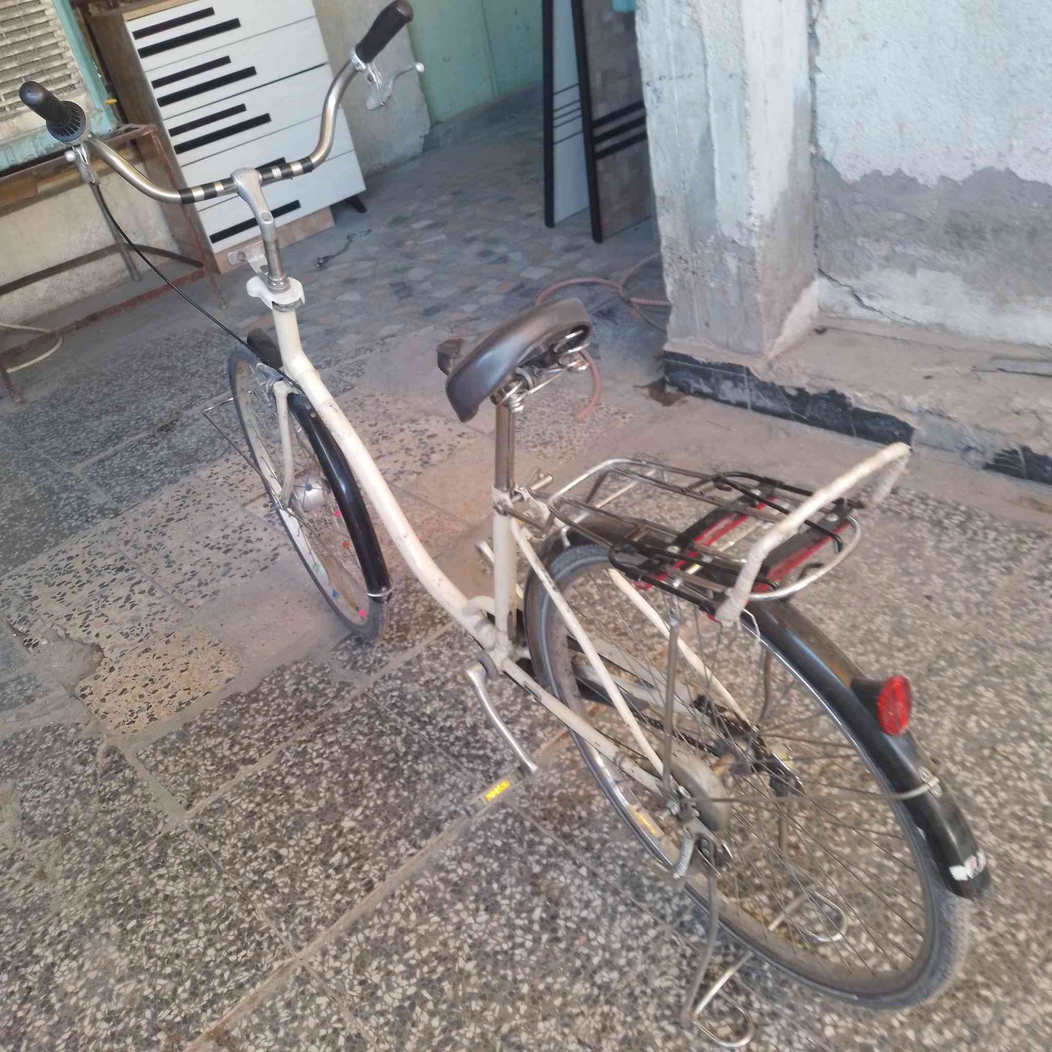 سلام عليكم بايسكل بناتي للبيع حجم 26 جديد  تايرات نضيفه جوابه ختم جاملغات جدد ونضيفات بريك خلفي سعر 75وبي مجال مكان بغداد الدوره ابو دشير رقم ***********
