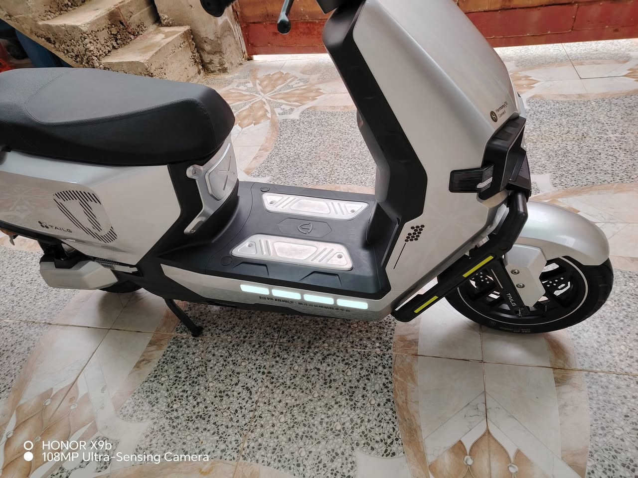 سلام عليكم ورحمة 

متاح دراجه شحن تايلج TAlLG الريان 
دراجه مستخدم 25 يوم دراجه بل كرتون 
شرط ابيعك من باب البيت مكفول من كلشي 
مكاني كوكجلي شراي اتصل ***********
وصل كتلوك شركه موجود ملاحظه بيع فقط 
السعر مليون و 100 نهايتو مليون قفل 
يذا مو شراي اعبر منشور كلشي تلكه بسوك 
كلشي مذكور بلمنشور موصفات دراجه 👇
 شركة TAILG (تايلغ):
​المعلومات العامة
​الشركة المصنعة: شركة تايلغ للعلوم والتكنولوجيا (TAILG Science and Technology Co., Ltd).
​الموديل: TL1200DT-56T
​تاريخ التصنيع: 25 حزيران (يونيو) 2025.
​المحرك والأداء
​نوع الطاقة: كهربائية بالكامل.
​قدرة المحرك المقدرة: 1.2 كيلو واط (أو 1200 واط).
​السرعة القصوى التصميمية: 51 كم/ساعة.
​رقم المحرك: TL02CYC2S6136796.
​الأبعاد والأوزان
​الأبعاد الخارجية (طول × عرض × ارتفاع): 1845 × 745 × 1150 ملم.
​قاعدة العجلات: 1325 ملم.
​وزن الدراجة (فارغة): 115 كجم.
​أقصى حمل إجمالي مسموح به: 265 كجم.
​عدد الركاب المسموح بهم: شخصان (بما في ذلك السائق).
​الإطارات والفرامل
​مواصفات الإطارات: 90/80-11 (للإطارات الأمامية والخلفية).
​عدد العجلات: 2.
​نظام التوجيه: مقود (Handlebar).
​مميزات إضافية (من الصور)
​النظام الذكي: تدعم نظام HarmonyOS Connect للربط مع الهاتف.
​الإضاءة: نظام إضاءة LED أمامي وخلفي بتصميم عصري.
​التحكم: تأتي مع ريموت كنترول للتحكم عن بعد (قفل/فتح/تشغيل) ومفتاح يدوي، بالإضافة إلى بطاقة تشغيل ذكية (NFC) يظهر شعارها على الشاشة.
​الشحن: الشاحن المرفق يعمل بجهد 72V وتيار 5A، وهي من فئة "السلسلة فائقة المدى" (Super Energy S) التي تتميز ببطارية تدوم لمسافات طويلة
