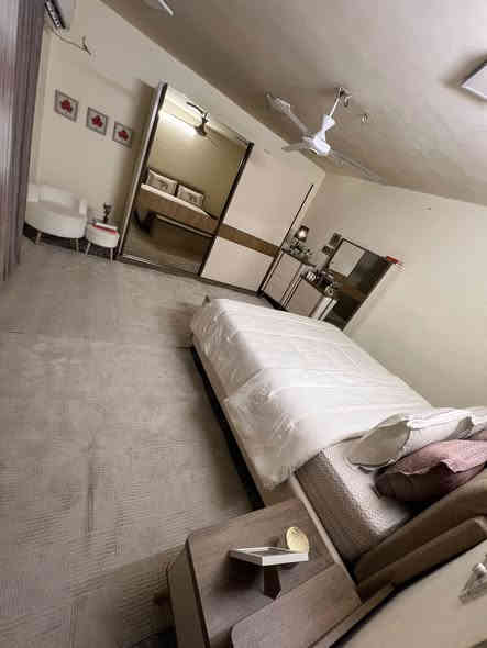 بيت للبيع ١٢٥ متر واجهه ٦ وربع ونزال ٢٠ ثلاث طوابق 
كراج مدخلين مطبخ وصاله وحولي وحمام وغرفه ومنور
طابق ثاني غرفتين وحمام وحولي 
طابق ثالث غرفتين وحمام ومطبخ وسطح 
ارضيه سيراميك واجهه حجر خدمات كامله 
الموقع الغزالية شارع المركز مربع شهد 
للاستفسار مكتب المشجر للعقار بداية شارع المشجر مقابيل محطة
***********
***********
***********
