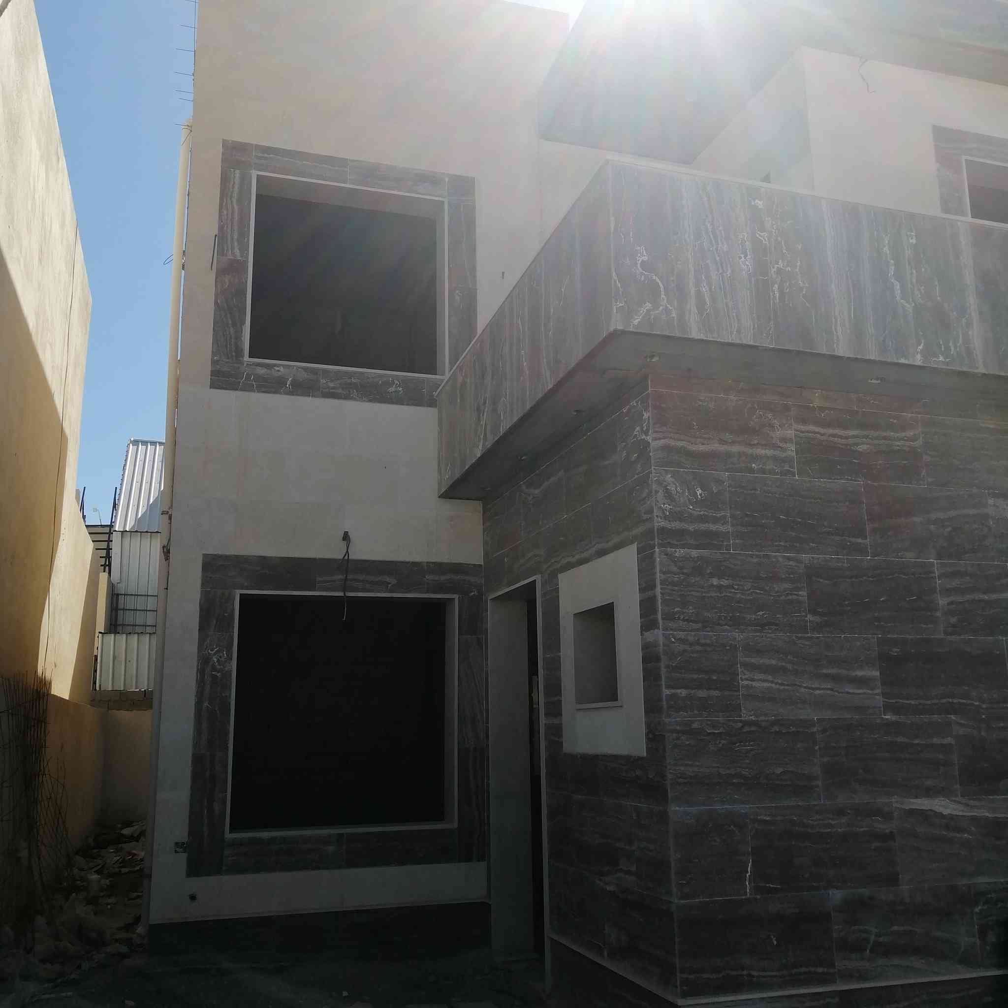 دار للبيع في مجمع Golden Villas خلف مجمع بيتي
دار جديد بناء حديث مساحة ٢٠٠ متر طابقين مقابل حديقة ومتنزه يتكون من ٣ غرف نوم كبيرة وهول ومطبخ و ٤ مجموعات صحية وحمامات وگراج وحديقة بناء وتعديل مكتب هندسي تغليف واجهة مرمر سطح طابقين شتايگر وفوم أساس رفت وبادلو بارتفاع ٤٠ سم خلاطات وحمامات دفن وتعليق ماركة Grohe... المجمع متكامل الخدمات من شوارع تبليط وأرصفة ومجاري وانارة... . المتبقي البياض وسيراميك الارضيات والابواب الداخلية.. السعر المطلوب ١٣٥ مليون دينار... للمعلومات الاتصال على الرقم *********** 

.....
