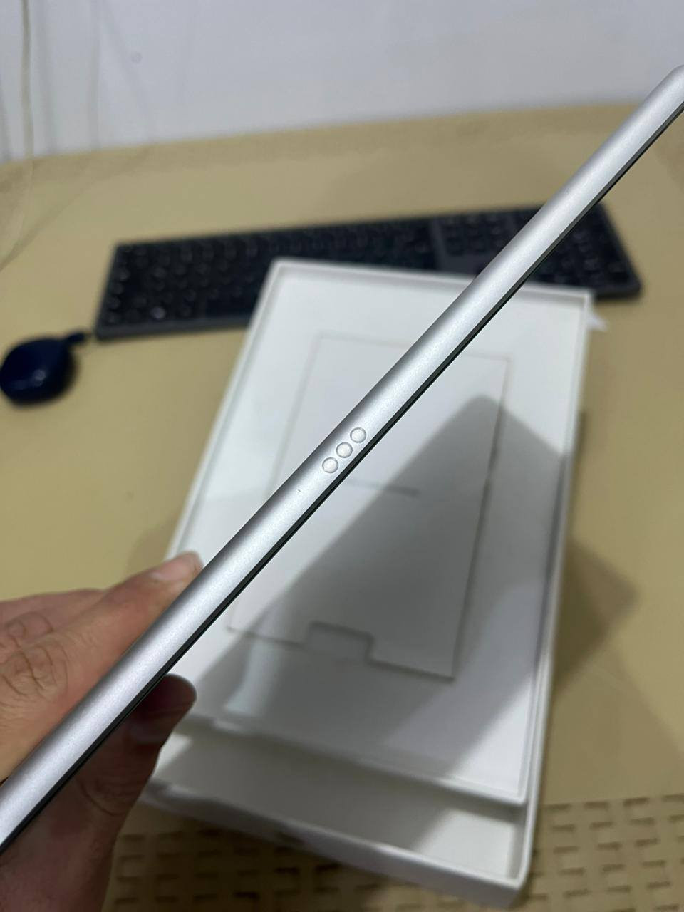 السلام عليكم ايباد 9 للبيع نضيف استخدام اقل الشهر فقط للدراسه كامل الملحقات نضيف زلغ ما بيه عنواني ناصريه مركز حي اور شارع السبيس السعر  خاص والشراي يتصل ***********
