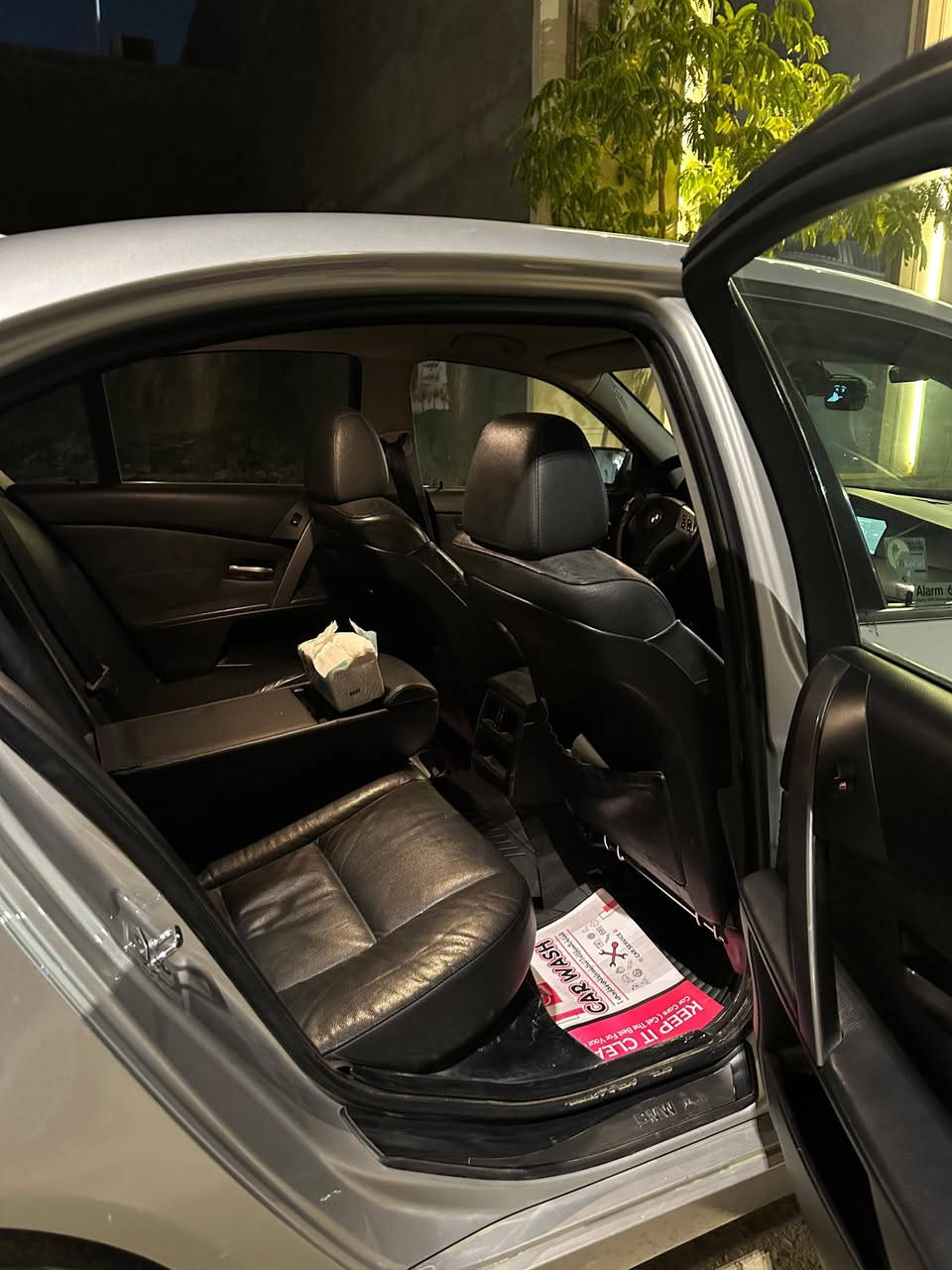 السلام عليكم 
E60
525 
سياره خليجي 2006
ماشيه 220 الف 
بيهة صبغ  جاملغ امامي وخلفي بدون ضربه مكفولة السياره 
حداديه صدر كله جديد تخم تاير جديد 
كير محرك مكفول 
تبريد تدفئة 
سياره ناعمه ونصبتهة حلوه 
سياره مابيهة نقص تراي وين ميعجبك 
باقي التفاصيل 
*********** وتساب 
*********** اتصال
