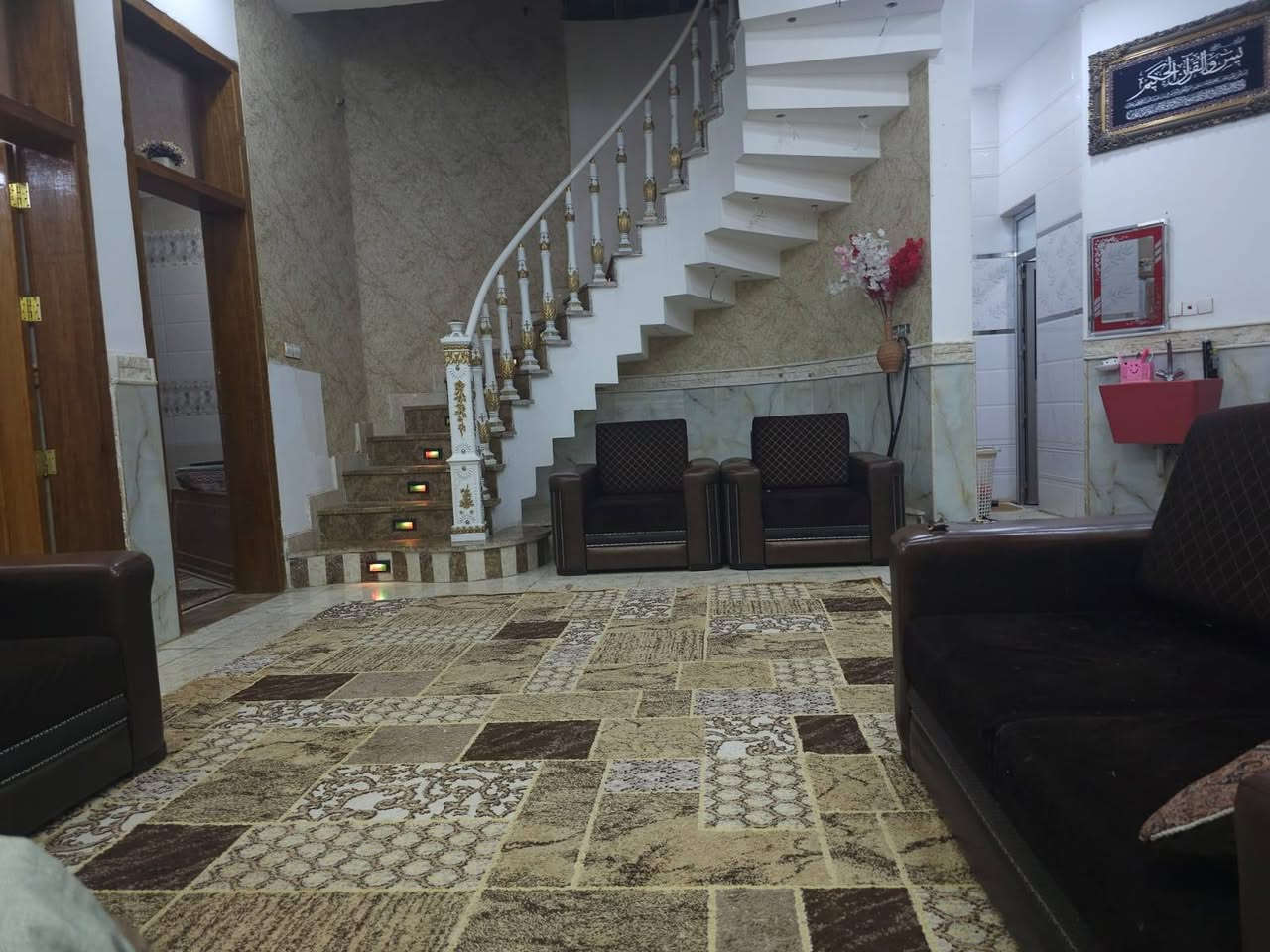 الدار للبيع مساحه ٢٠٠ متر طابقين شارع سايدين حي الاساتذه الجمعيات الاولى مقابل حجي حسن الاولى /تحتوي الدار على صاله مع غرفتين نوم استقبال ...٨.....متر عرض .....٤.....متر البيت شبابيك المنيوم كذلك الارضيه مرمر البيت ديكورات  الطابق الثاني صاله مع غرفتين نوم كل غرفهةسويت توجد نواقص فيها لكن مشغولات للسكن البناء درجه اولى كهرباء درجه اولى منظومة غاز موقع جيد جدا الشارع سايدين قيد الانشاء ..
***********
