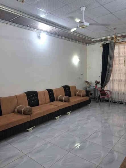 بيت طابقين  المساحه ٣٠٠ متر
يتكون الطابق الاول  من استقبال وهول ومطبخ 
غرفتين نوم  وصالة 
والطابق الثاني غرفة نوم وحمام داخلي وصالة 
حديقة وكراج ياخذ سيارتين صحيات عدد اثنين  العقود فرع الجامع 
رقم الهاتف ***********
