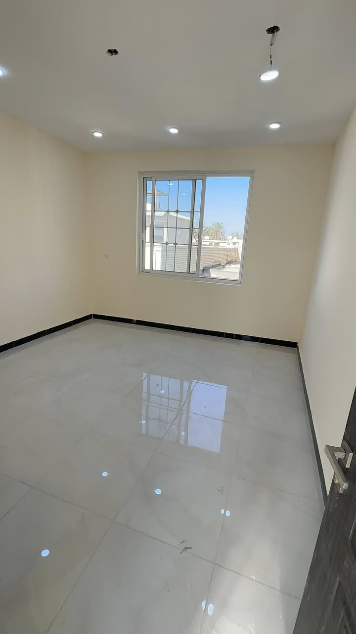 السلام عليكم 
بيت للايجار مساحه 50 متر بناء جديد يتكون من هول و ثلاث غرف نوم 2 كبار وحده مال اطفال سويت وخدمات موقع الفرع مقابل مجمع سبع ابكار خلف المعارض 
الاستفسار الاتصال على رقم او وات ساب 
***********
