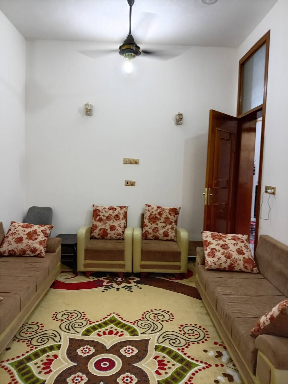 يالله بيت للبيع المساحه 240 متر معه قطعه ١٠٠ متر مربع مجيسه مدفونه او جاهزه للبناء سند ٢٥ قرار محكمه خدمات كامله مي كهرباء مجاري مدارس قريبه كلش للشارع البيت يحتوي على غرفه او صاله ستقبل مطبخ صحيات داخليه او خارجيه البناء طابوك صب كونكريت مسلح نزال او سكف السعر 85 معه مجال العنوان كربلاء طوريج شارع الحوالي خلف مطعم قنديل /

مراجعت مكتب الإبداع للعقارات العنوان شارع الحوالي قرب مطعم قنديل *********** /*********** وتساب
