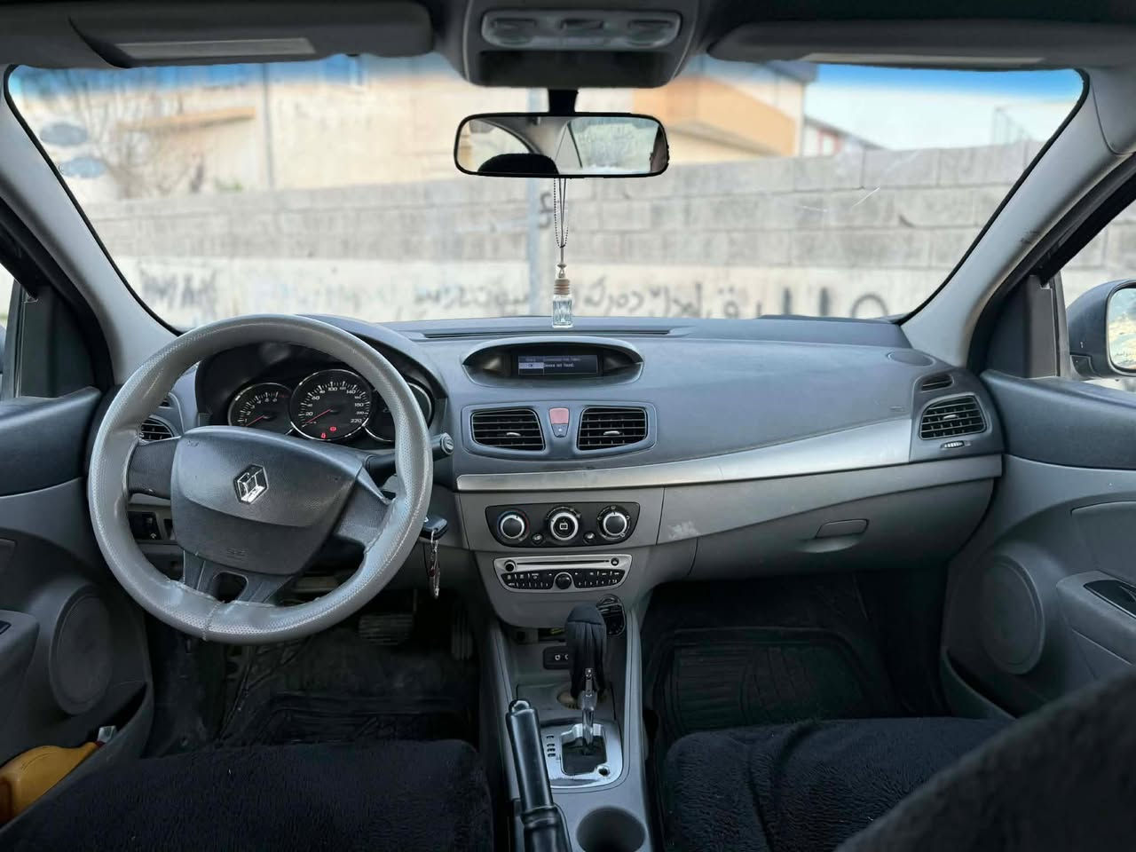 ڕینۆ فلۆنس 2011 ئۆتۆماتیك بێ بۆیاخ ڕەشی قەتران گێرو مەکینە و تەبرید بەشەرت گێرو مەکینە ی نەکراوەتەوە مەکینەی تیدایە بیلاد سەنەوی بەسەرچووە 63 گەڵا معامەلەیەکی زۆر کەم 
تکایە موشتەری نیت تێل مەکە لەگەڵ ڕێزم 
شوێن . شارەزوور . زەڕایەن 
*********** = *********** حلبجة, السليمانية
