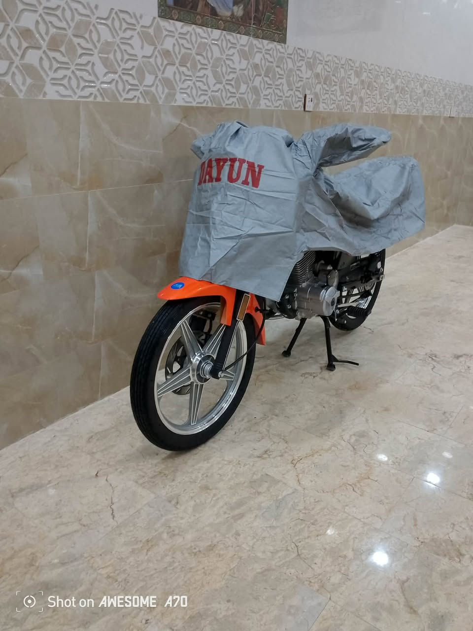 سلام عليكم دايون بعدهي زيرو صارله شهرين من طالعه من الوكيل طالعه من معرض الجوهره دراجه سحك ما ساحكه ماشيه 30 كيلو مكان خان نص حيدريه سعر مليونين او 100 او بيه مجال ***********
